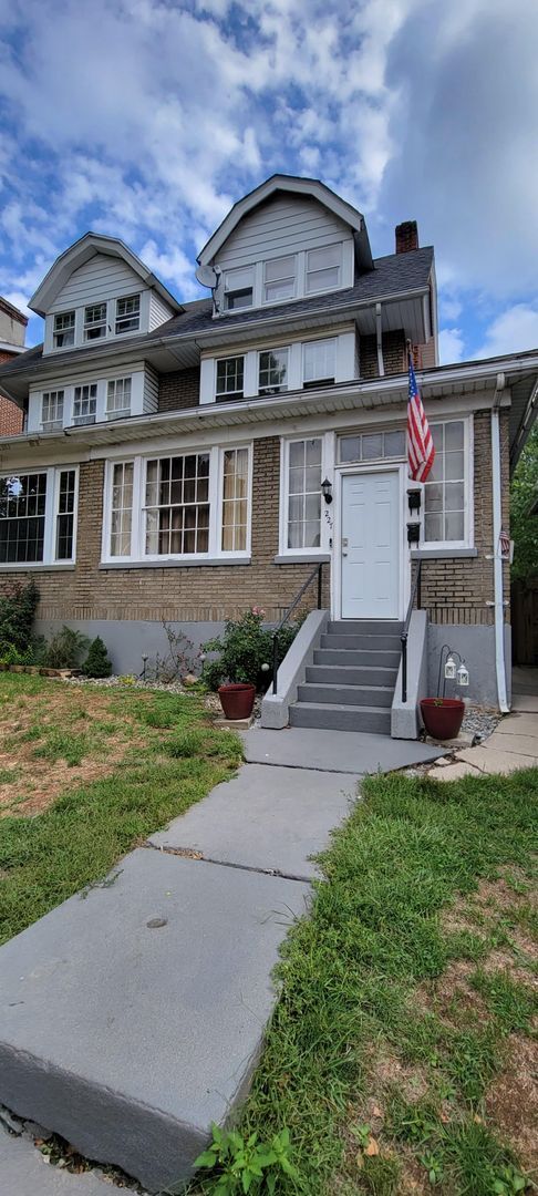 Building Photo - 227 S 16th St