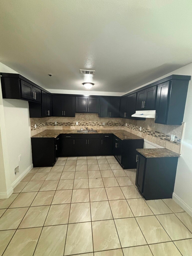 Building Photo - 155 W 77th St