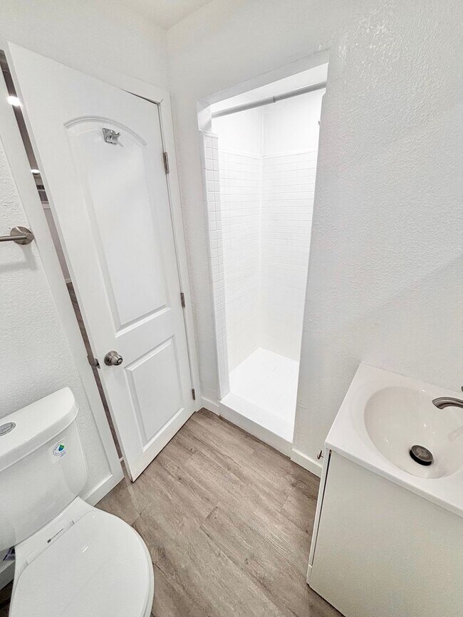 Building Photo - 3945 1/2 Lowell Ave