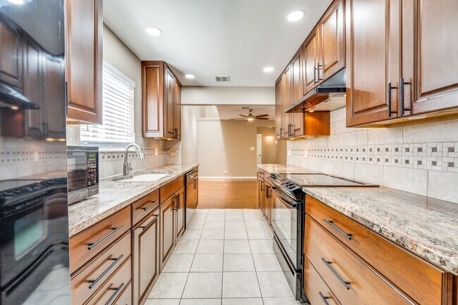 Building Photo - UPDATED 2-BEDROOM TOWNHOME IN MIDTOWN
