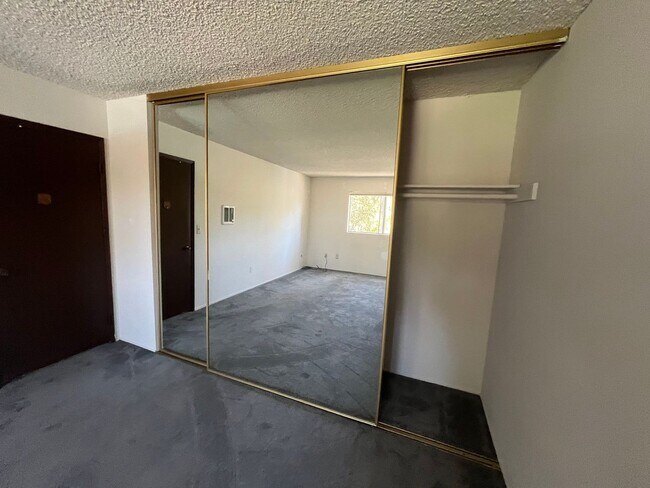 Building Photo - La Jolla Townhome For Rent