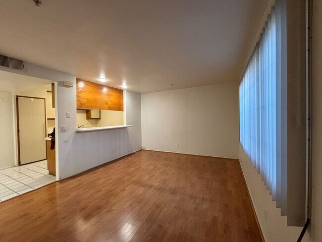 Interior Photo - Lincoln, 314