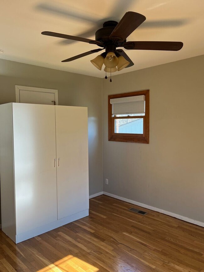 Building Photo - 3 Bedroom / 1 Bath  Johnson City, TN