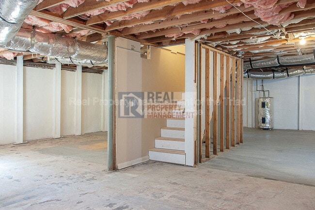 Building Photo - 2748 Lyndhurst Ave