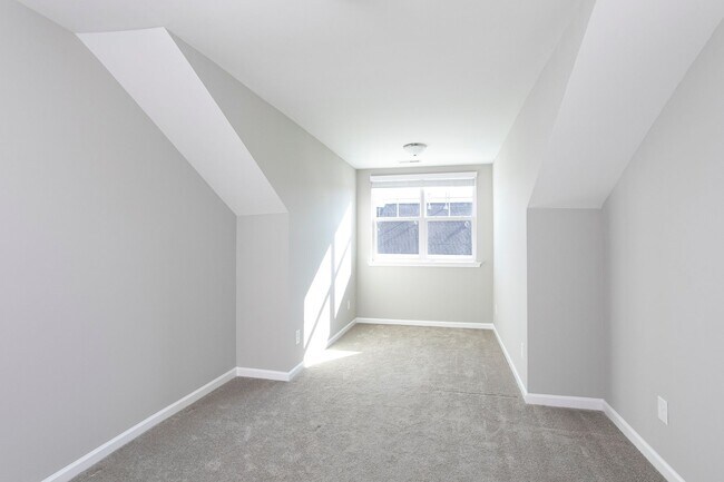 Building Photo - Available mid-July - Adorable 3 Bed 2.5 Ba In Great Location! First Floor Master!