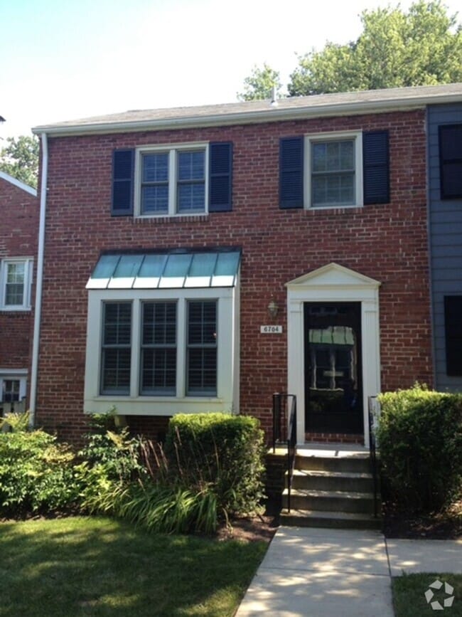 Building Photo - Beautiful 3 BR 2.5 BA in sought after Kenw...