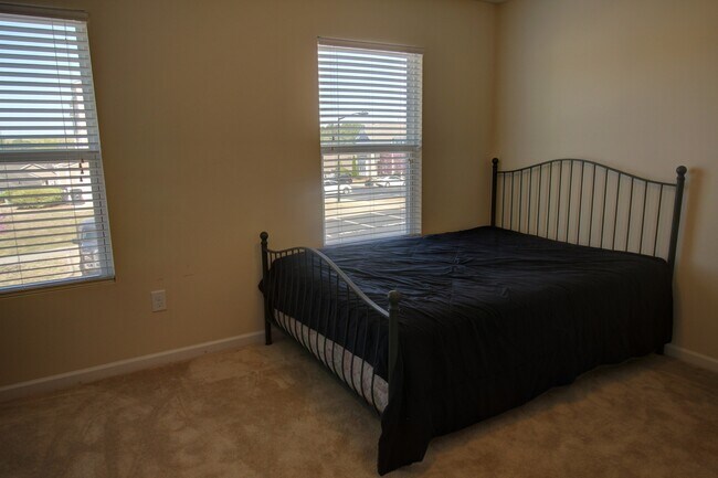 Building Photo - Beautiful 3 Floor Townhouse in Durham's Stratford Lakes Neighborhood!