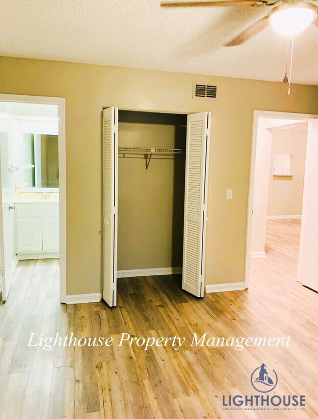 Building Photo - Renovated 2 Bed/2 Bath Single Story Townho...