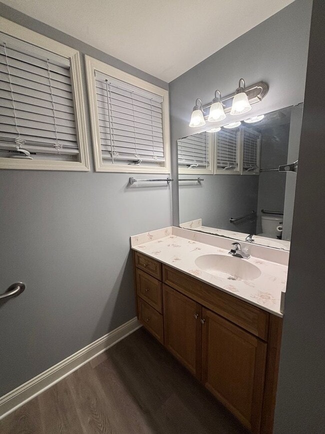 Building Photo - Charming & Spacious Three Bedroom, Two Bathroom Single Family Home