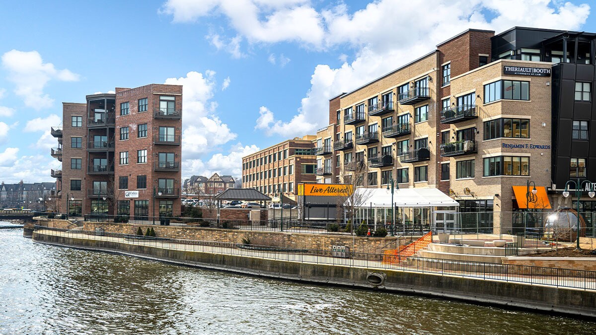 Building Photo - 370 Bridgeview Ct