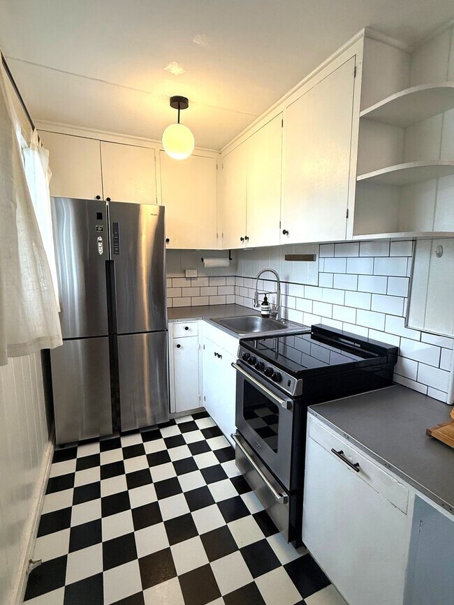 Building Photo - Charming 2BR Cottage Minutes from Kaimuki – Bright Home with Updated Kitchen