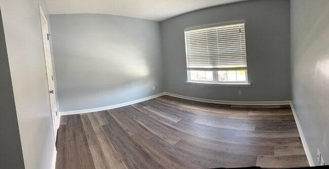 Building Photo - Large 5 bed home in excellent condition on...