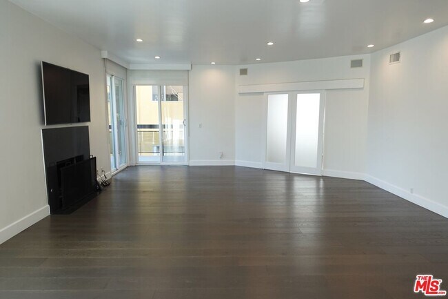 Building Photo - 723 Westmount Dr