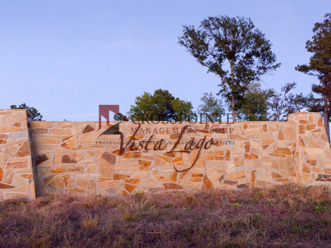 Building Photo - 3 Bed 2 Bath Townhome in Serene West Tyler!