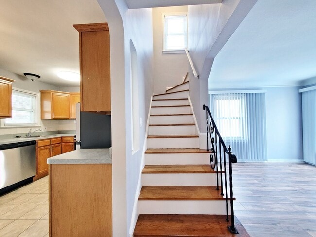 Building Photo - 3 Bed - 2 Full Bath Cape Cod for Rent!