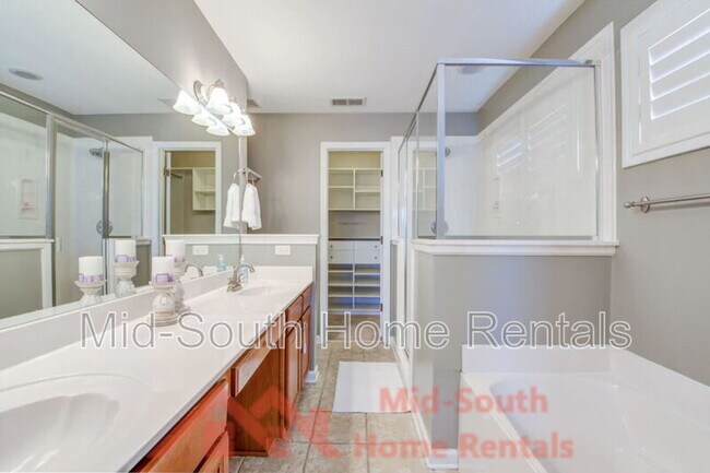 Building Photo - 1228 Island Pl E