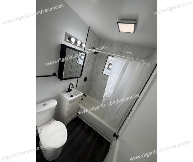 Building Photo - FOR RENT — SPACIOUS 3 BED / 1 BATH HOME