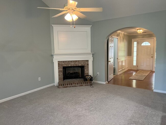 Building Photo - Beautiful Lake Side Location! Lake Linden ...