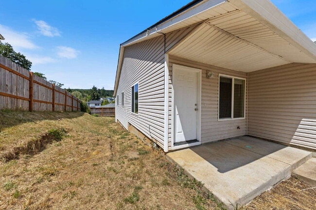 Building Photo - Spacious 3 bedroom Duplex