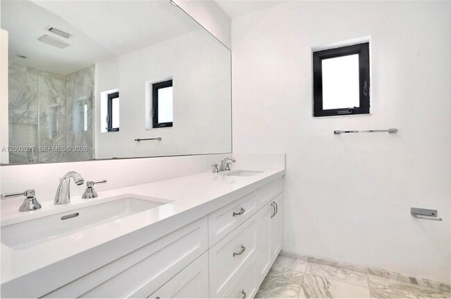 Building Photo - 815 Valencia Ave