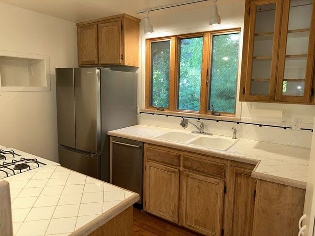 Building Photo - 2000+ sf home is in a great location, pet ...