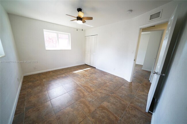 Building Photo - 2300 SW 42nd Terrace