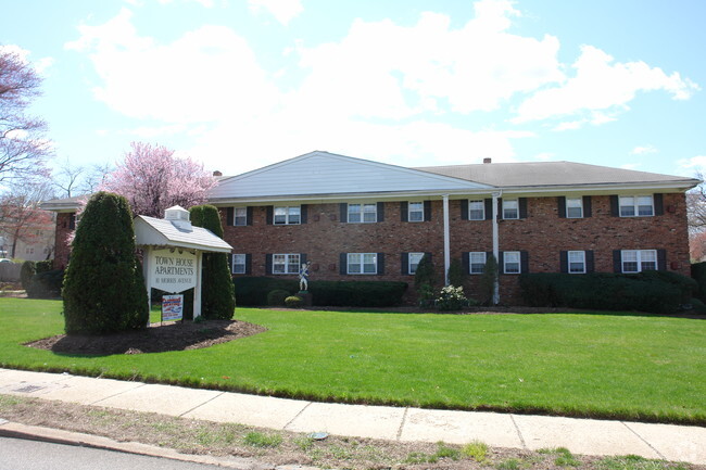 Building Photo - Town House Apartments