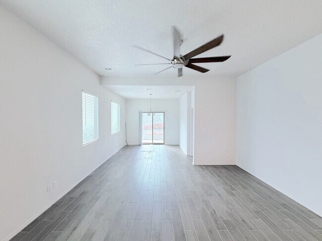 Building Photo - Beautiful 3 bed 2 bath home in Enchanted Hills area of Rio Rancho. Refrigerated Air! Near Hwy 550