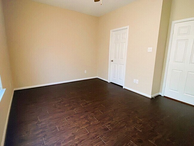 Building Photo - 8526 Homewood Ln