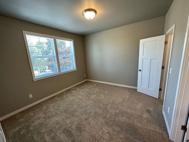 Building Photo - NEW 4 Bedroom / 4.5 Bath Townhome. A/C in every bedroom