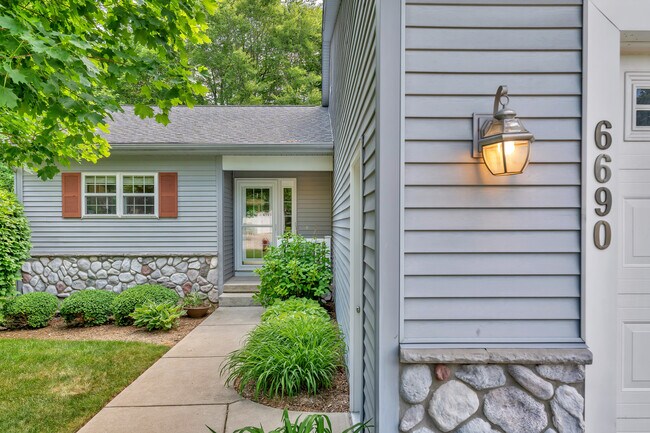 Building Photo - 6690 Green Valley Ct SE