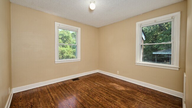 Building Photo - Near the Nashville Airport: 2BR, 1BA house...