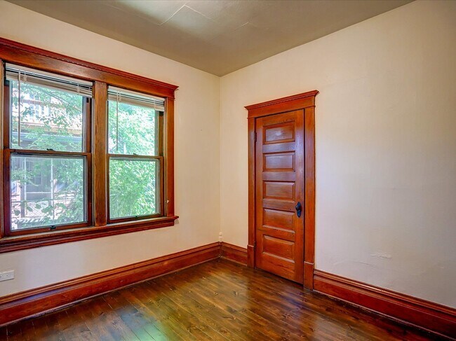 Building Photo - 302 S Shuman St