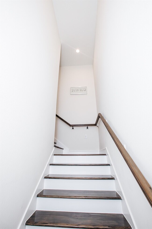 Building Photo - 5205 Bataan Rd