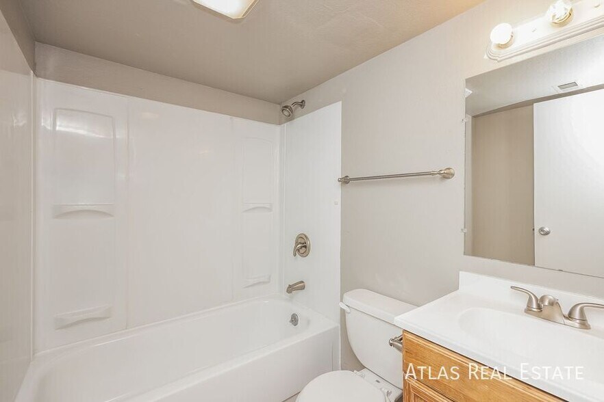 Building Photo - 2115 Bainbridge Rd