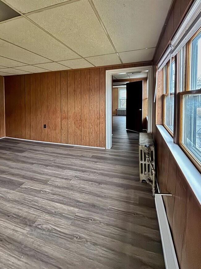 Building Photo - 252 Main St