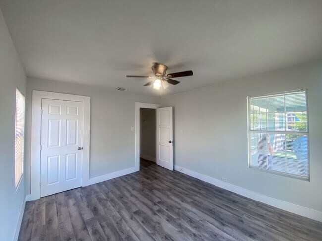 Building Photo - AVAILABLE NOW 2 BD/1 BA HOUSE FOR RENT! UN...