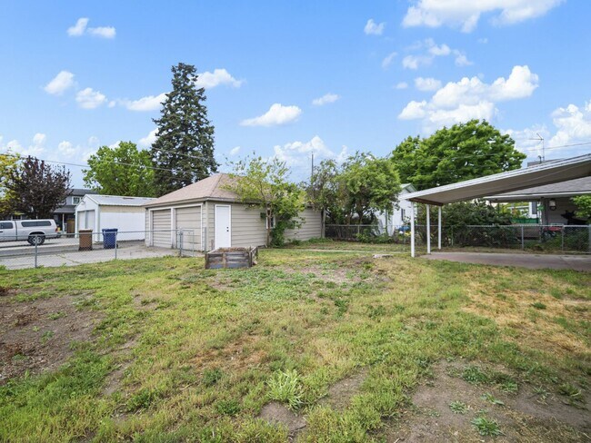 Building Photo - 2403 W Everett Ave
