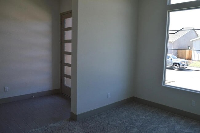 Building Photo - 2430 Bastidas Dr