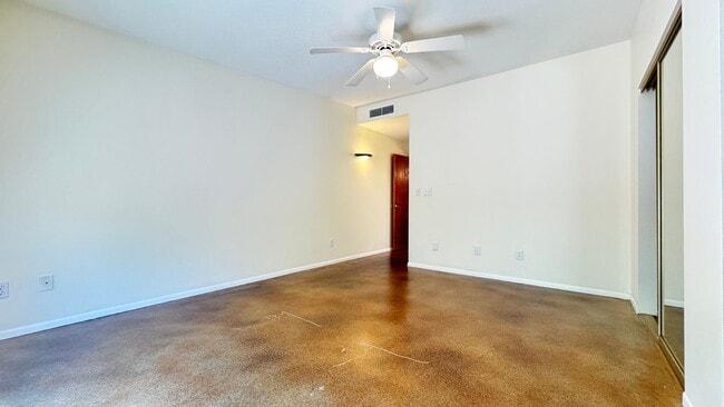 Building Photo - NW (Oracle and Orange Grove) 2 bedroom, 2 bath townhouse, 2 car garage, solar panels, no carpet!
