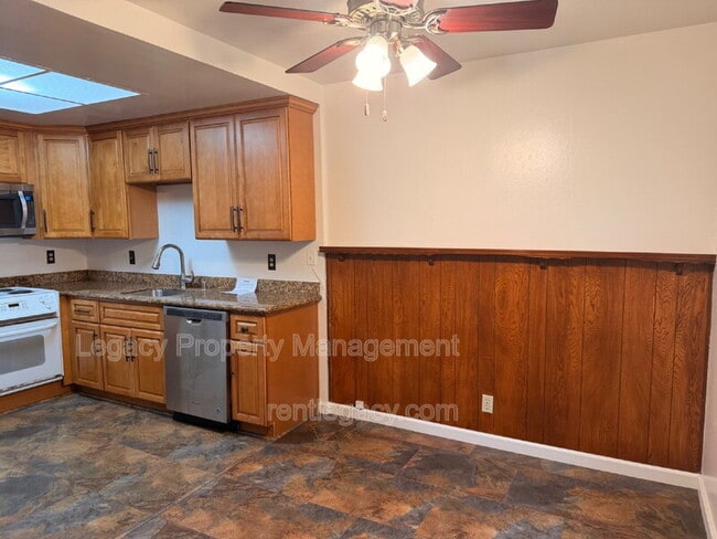 Building Photo - 1427 Bel Air Dr