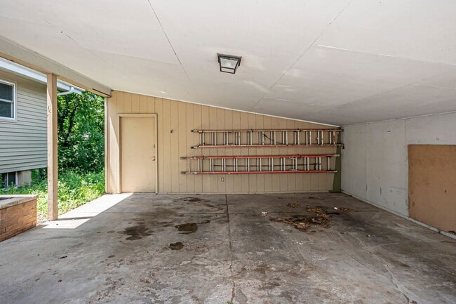 Building Photo - 2309 Anderson Ave