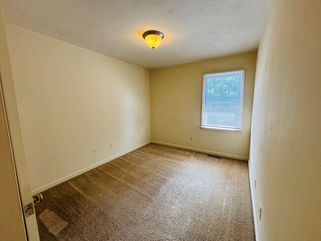 Building Photo - 4 Bedroom 3.5 Bath Townhouse