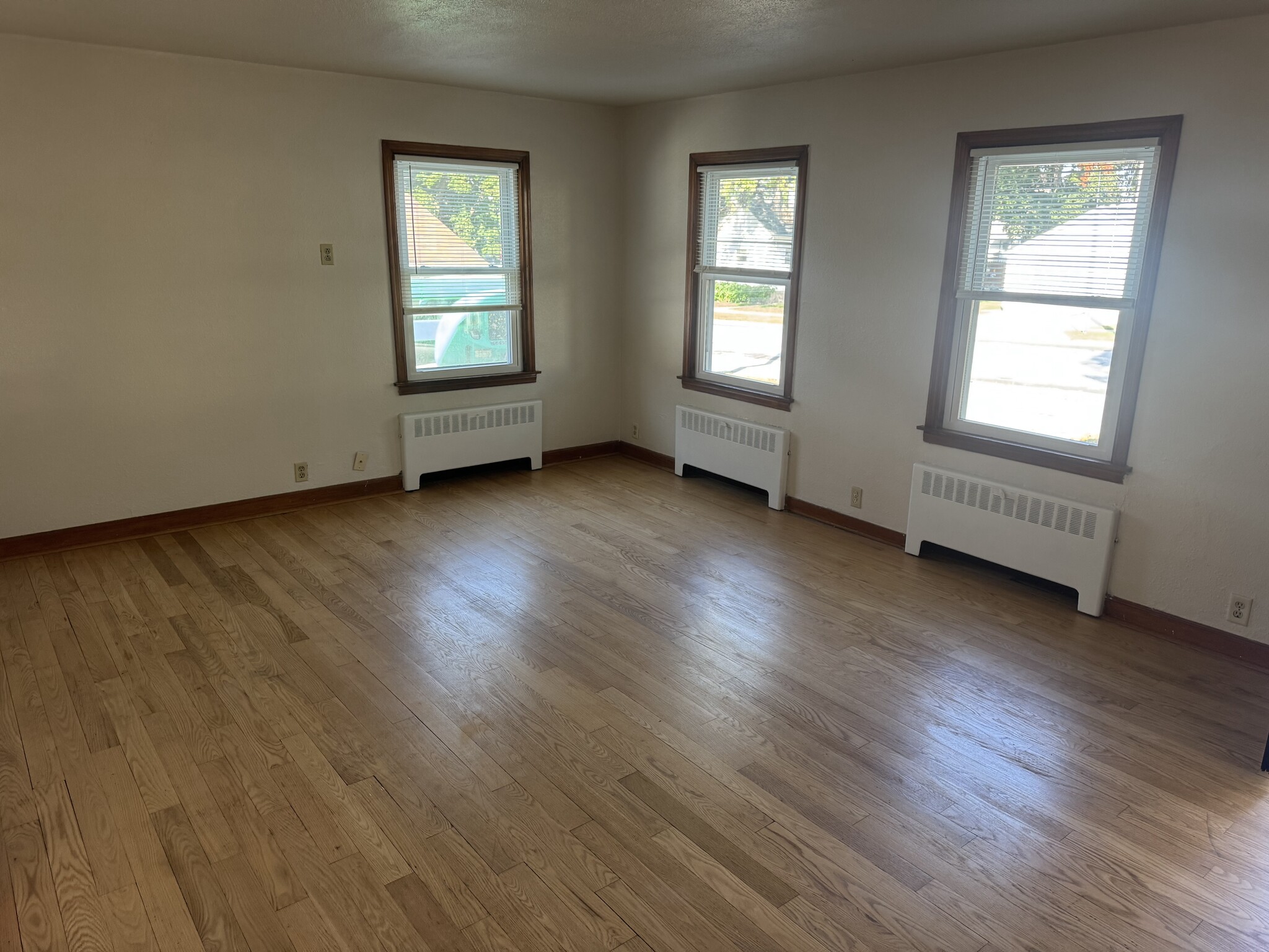 Building Photo - 1207 Kewaskum St