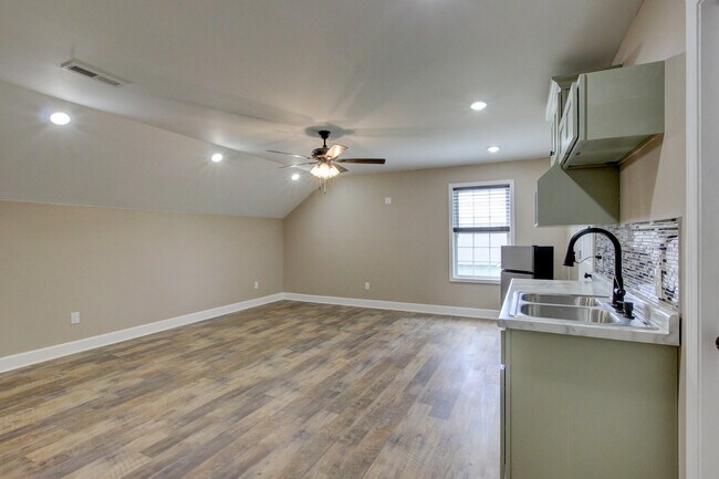 Building Photo - 135 Riverbend Dr