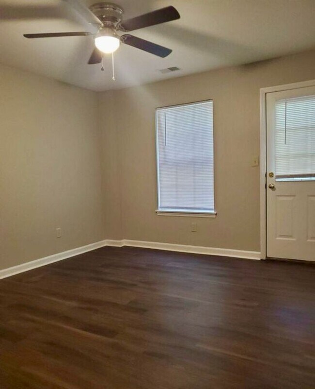 Building Photo - 2 Bedroom Of Richmond Road! ALL ELECTRIC!