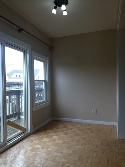 Building Photo - 1132 W Roscoe St