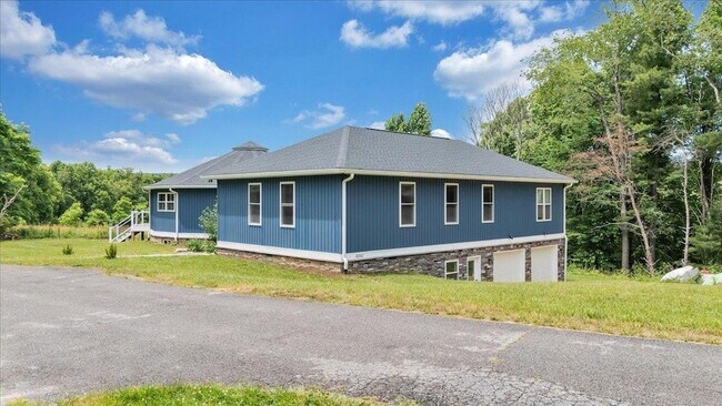 Building Photo - 3202 Mathews Ln
