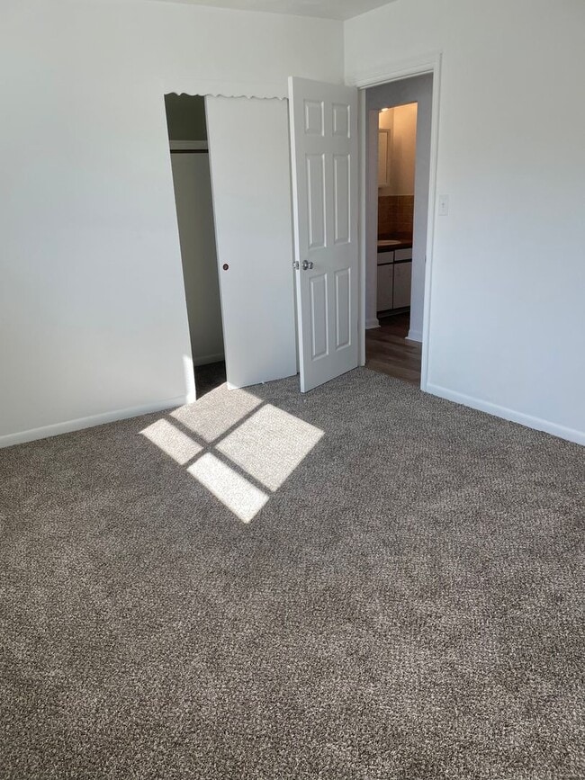 Building Photo - Updated 3 Bed, 1 Bath Upper Unit in Greeley!