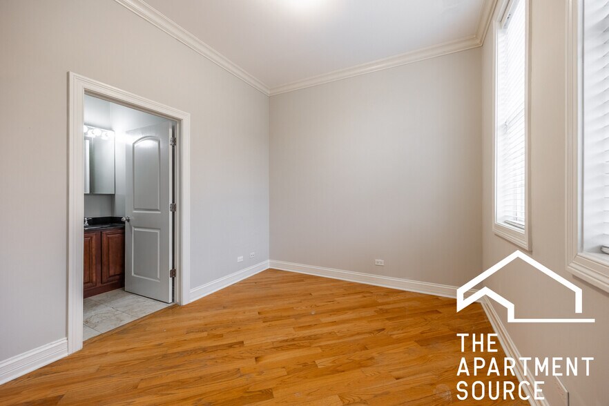 Building Photo - 2338 W Morse Ave